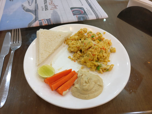 Allthatdips recipe : hummus veggie scrambled eggs! High protein breakfast recipe